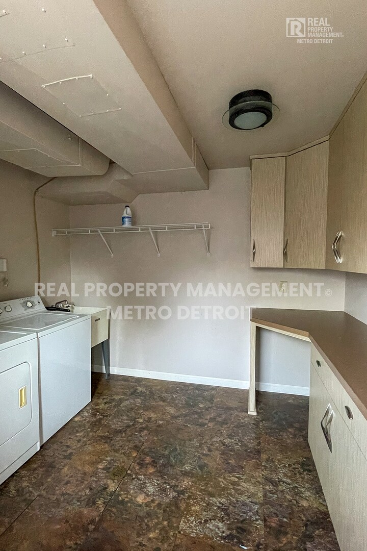 Building Photo - 4632 Monroe St
