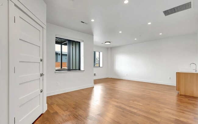 Building Photo - Beautiful Modern Condo in Rattlesnake