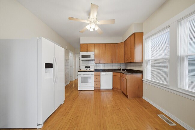 Building Photo - 2240 Highland Ave