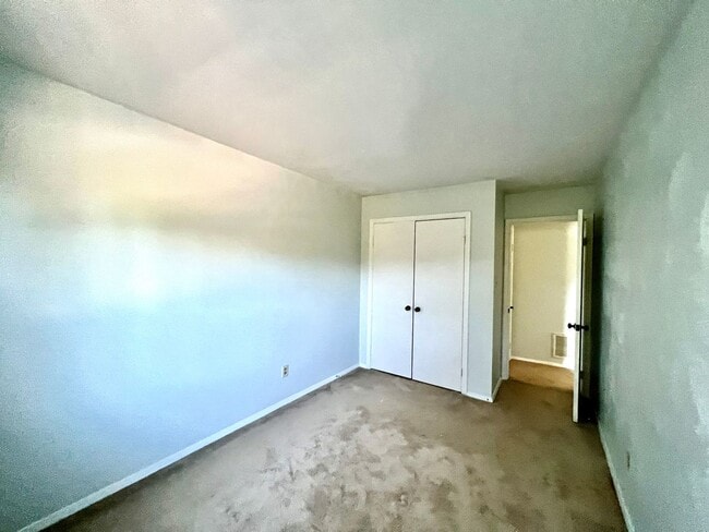 Building Photo - Three-bedroom, two-and-a-half bathrooms in...