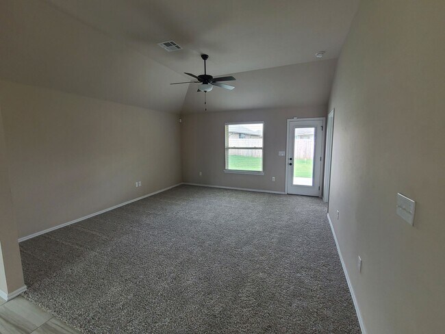 Building Photo - 3 bed 2 bath in Yukon! Stunning finishes, ...