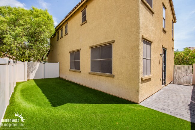 Building Photo - Spacious 3Bdm 2.5Ba Home with Modern Touch...