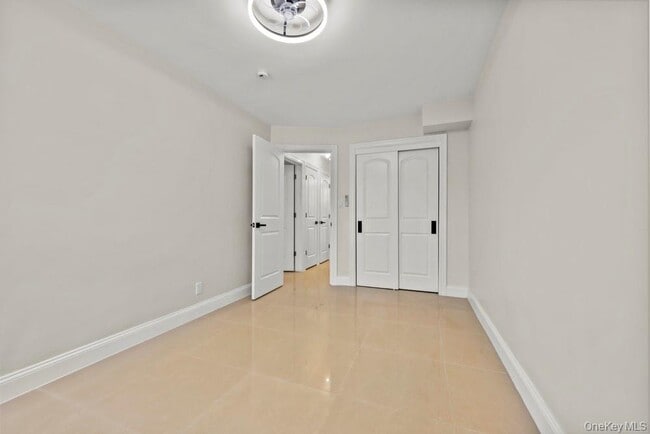 Building Photo - 877 E 55th St