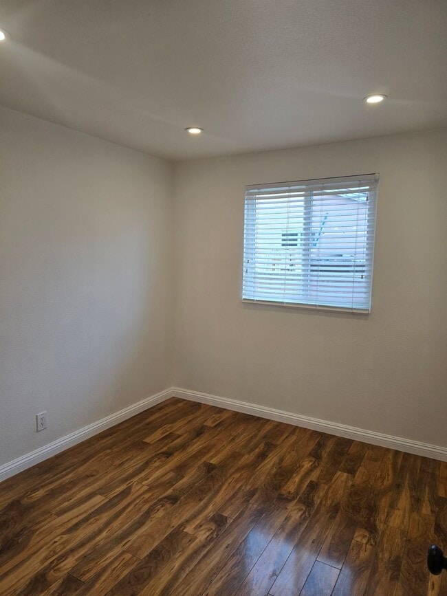 Building Photo - Beautifully Maintained 6-Bedroom Home in t...