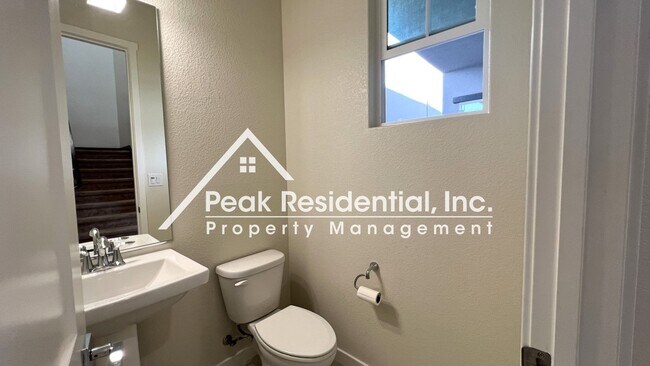 Building Photo - Newer 3bd/2.5ba West Sacramento Home with 2 Car Garage!