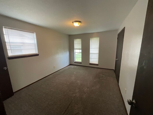 Building Photo - Nice 3bed, 1 1/2 bath. 2 car garage