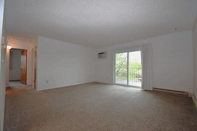 Building Photo - Spacious top floor! Close to downtown!