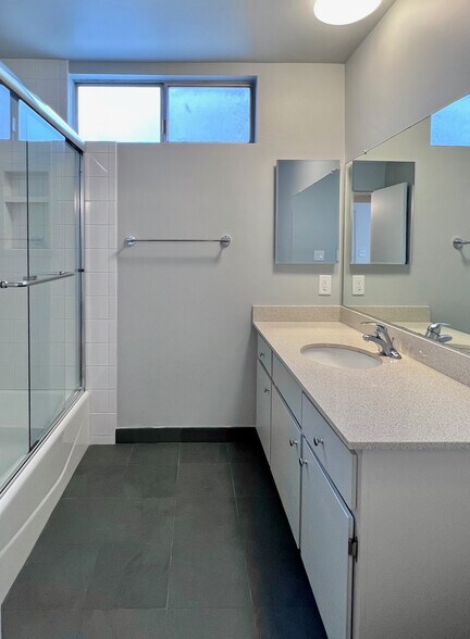 Building Photo - 11639 Chenault St