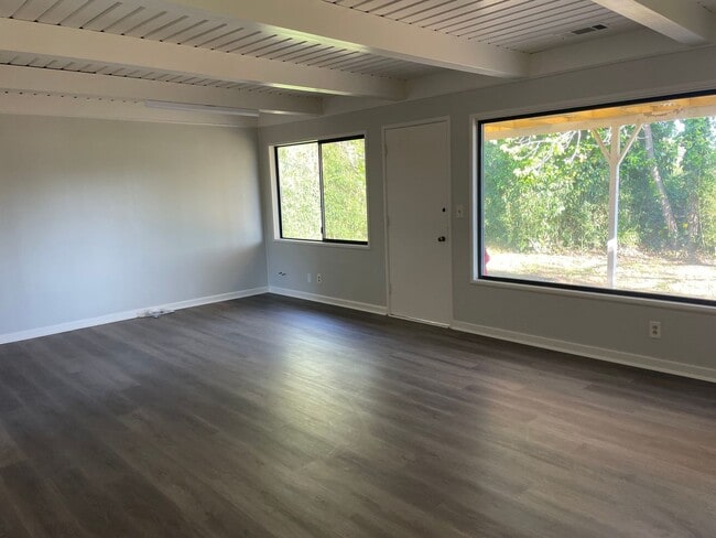 Building Photo - Great house of 4 rooms and 2 bath