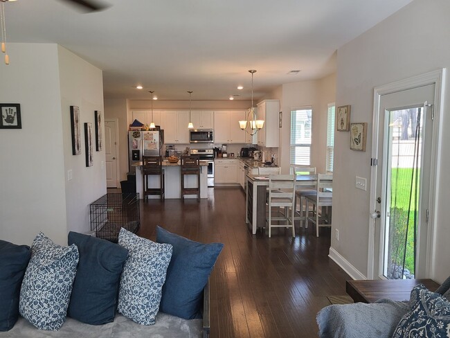 Building Photo - Gorgeous 4 bedroom home in Mimosa Bay!