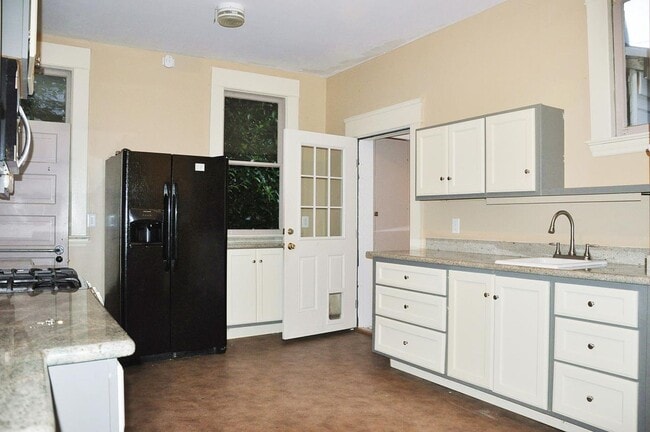 Building Photo - CLICK "REQUEST A TOUR" NOW!