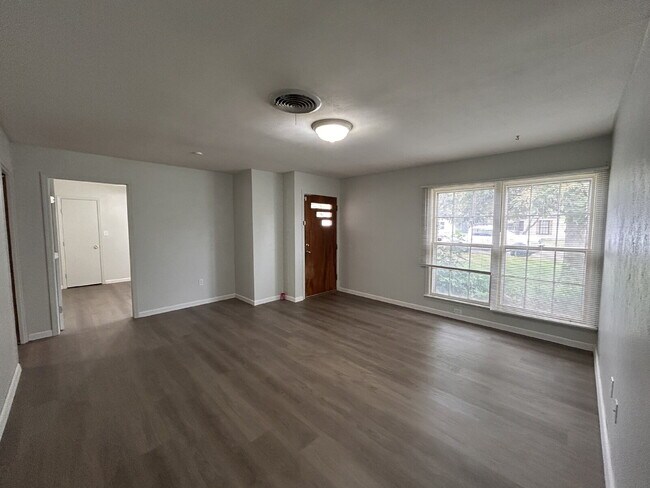 Building Photo - "Spacious 3-Bedroom Haven with an office/s...