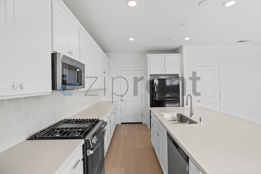 Building Photo - Unit