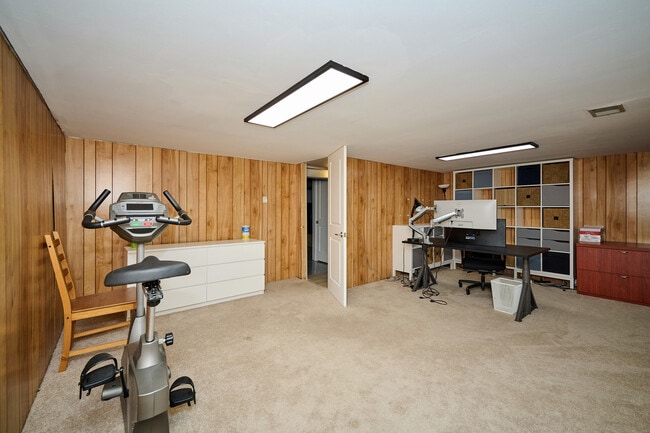 Building Photo - 926 N Boxwood Dr