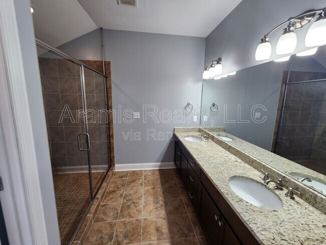 Building Photo - 200 Marion Pl NE