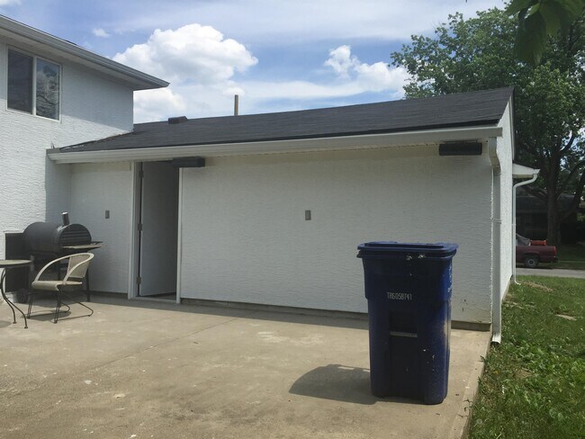 Building Photo - 4976 Labelle Dr