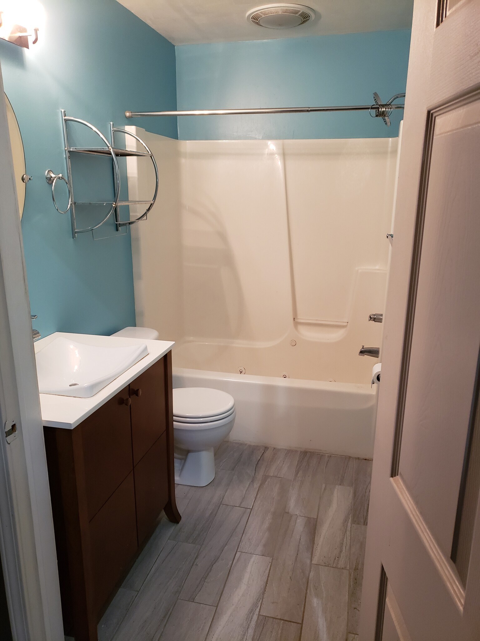 Master bathroom - 100 S Huron St