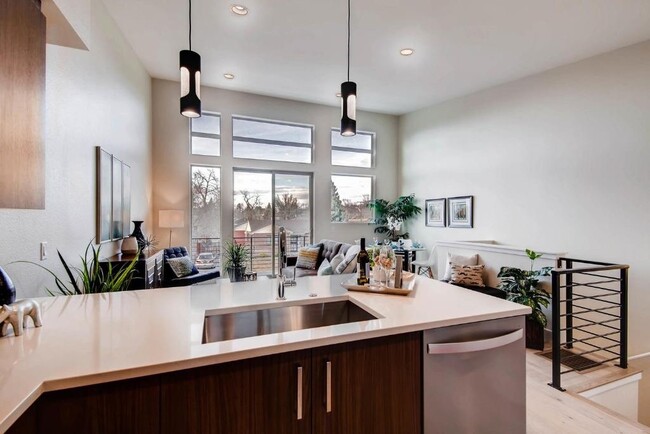 Building Photo - Skyland Townhome just outside of Downtown!...