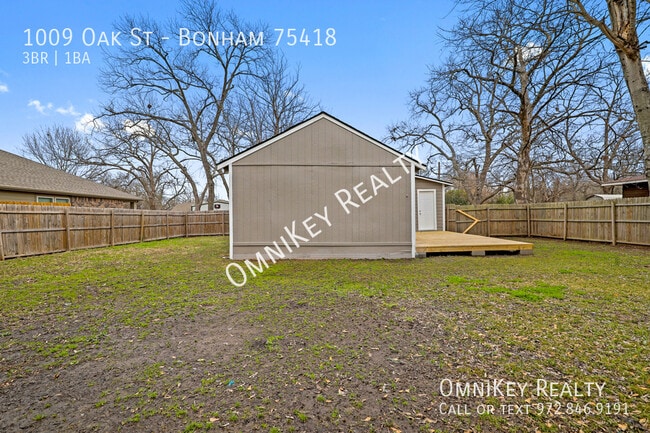 Building Photo - 1009 Oak St