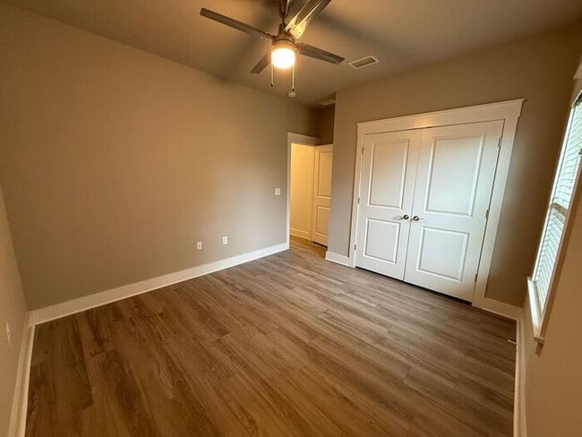 Building Photo - Gulf Breeze - 4 bedroom, 2.5 bathroom - lawn care included