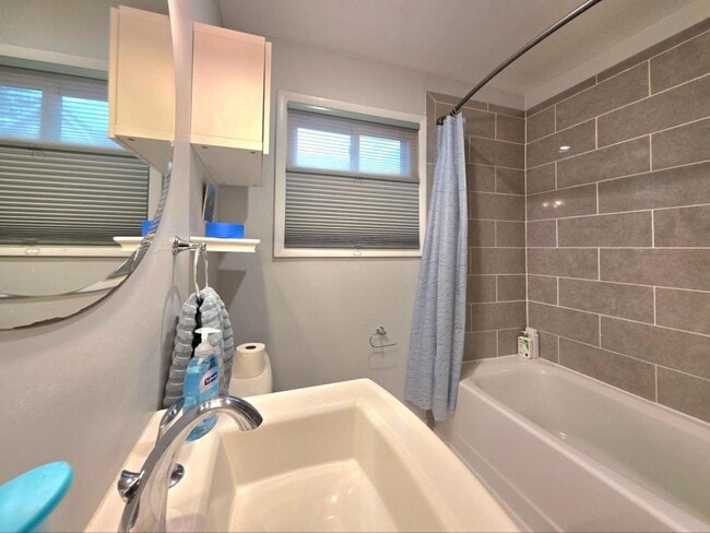 Building Photo - 2700 Dartmouth Rd