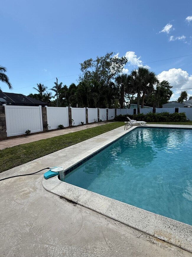 Building Photo - Pool home in Melbourne Beach
