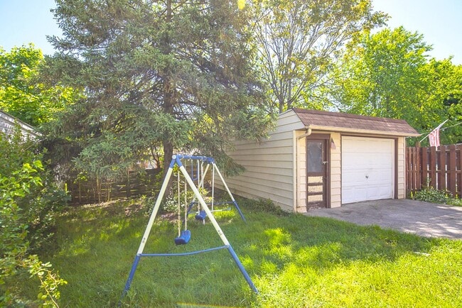 Building Photo - 3 BED 1 BATH BEAUTIFUL SINGLE FAMILY HOME ...