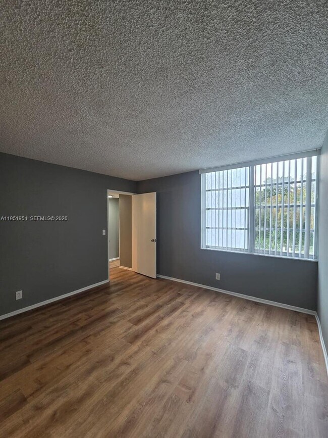 Building Photo - 9450 Live Oak Pl