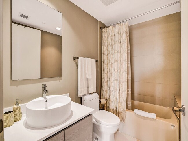 Building Photo - 2602 E Hallandale Beach Blvd