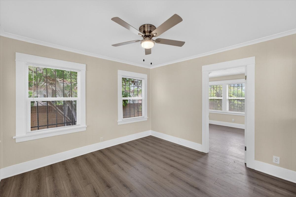 Building Photo - 5008 1/2 South Wilton Place
