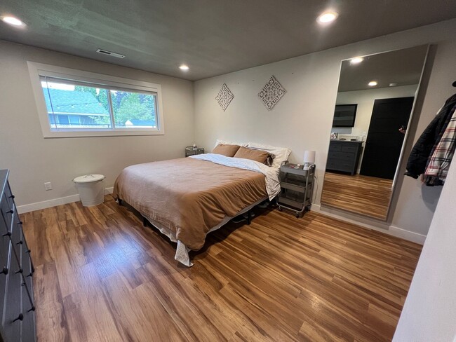 Building Photo - Remodeled 3 Bedroom Troutdale Home