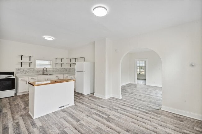 Building Photo - 4039 Vermaas Ave