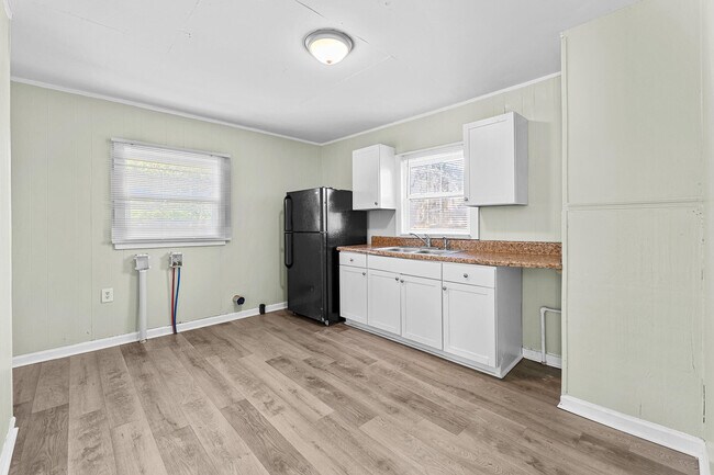 Building Photo - 2005 Walker St