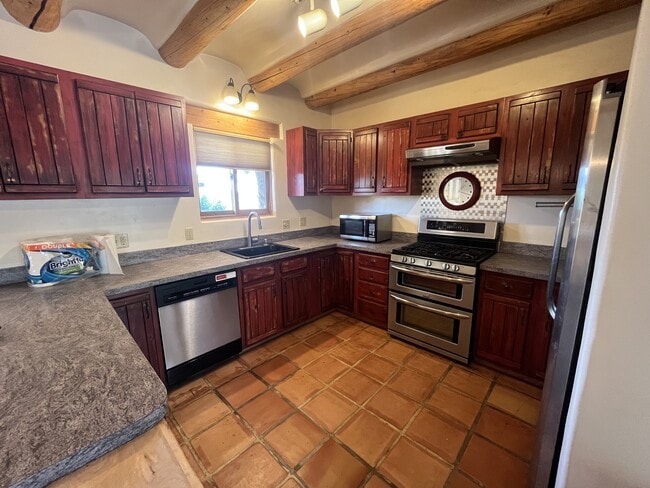 Building Photo - 120 Los Cordovas