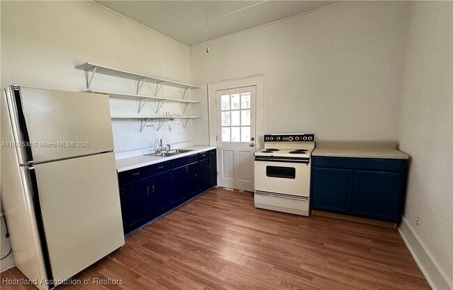 Building Photo - 533 Rose Dr