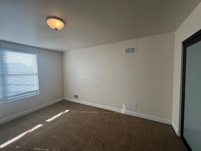 Building Photo - Beautiful 4 Bedroom/ 2.5 Bath with Integra...