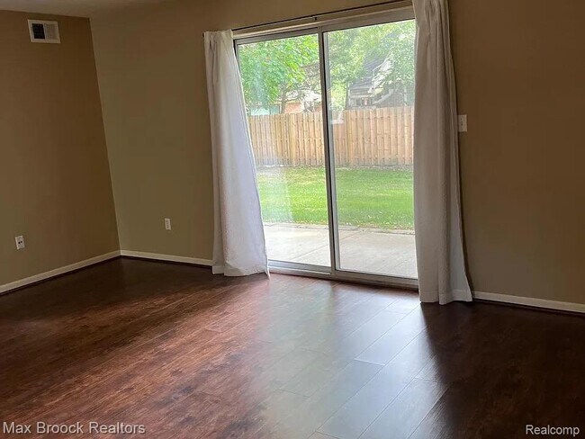 Building Photo - 42491 Plymouth Hollow Dr