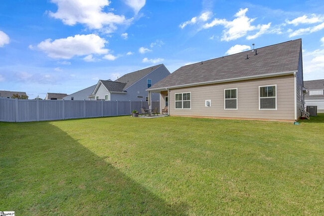 Building Photo - 3 Bedrooms 2 Bathrooms