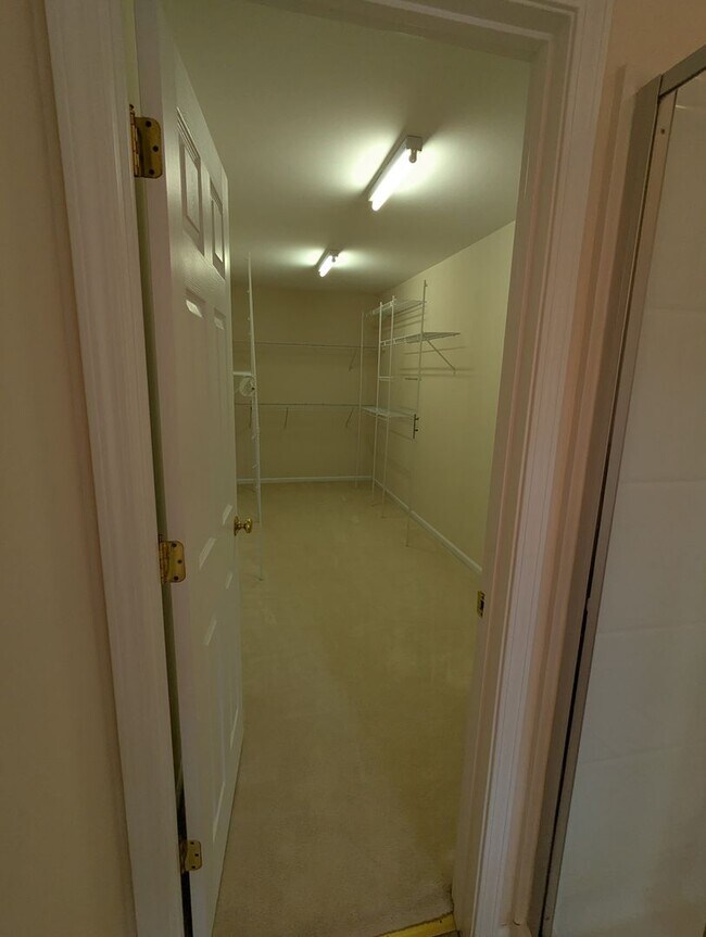 Building Photo - Spacious 4-Bedroom, 3-Bath Home in Parkside!