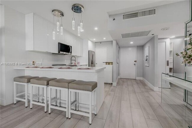 Building Photo - 100 Lincoln Rd