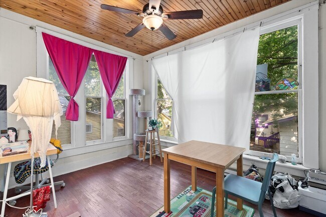 Building Photo - 3404 1/2 Grooms St