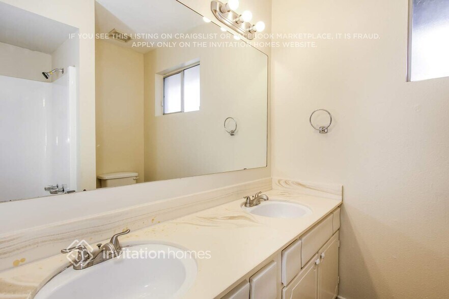 Building Photo - 4614 W Sunnyside Ave