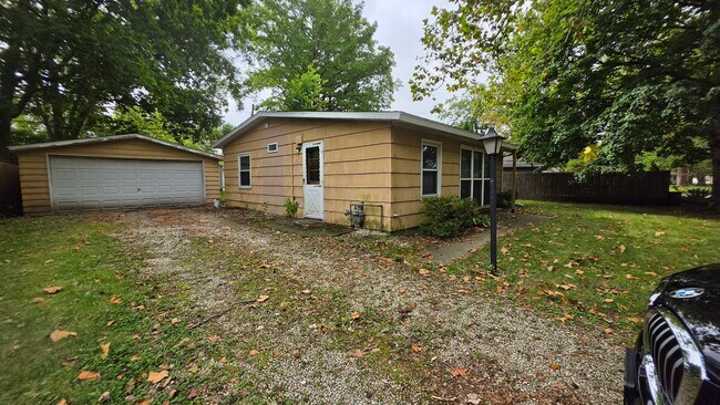 Building Photo - 1418 Hollycrest Dr