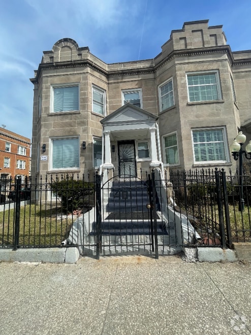 Building Photo - 401 S Homan Ave