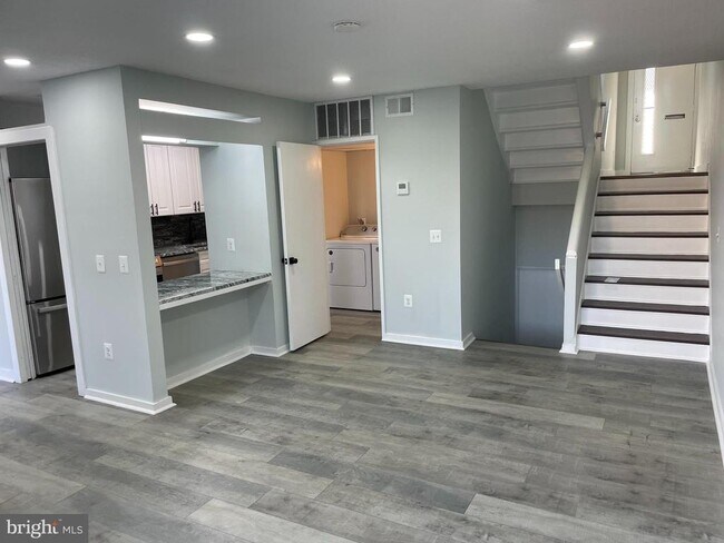 Building Photo - 2214 Deerfern Crescent