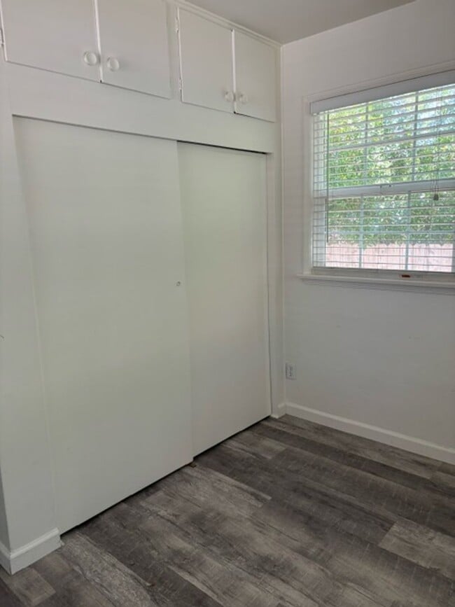 Building Photo - 821 Vine St