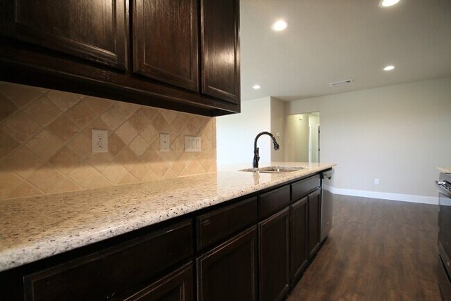 Building Photo - No Water Bill. No Lawn Care. Just Move In. | 3BD/2BA Duplex in Weatherford TX | Ready Now — Act F...