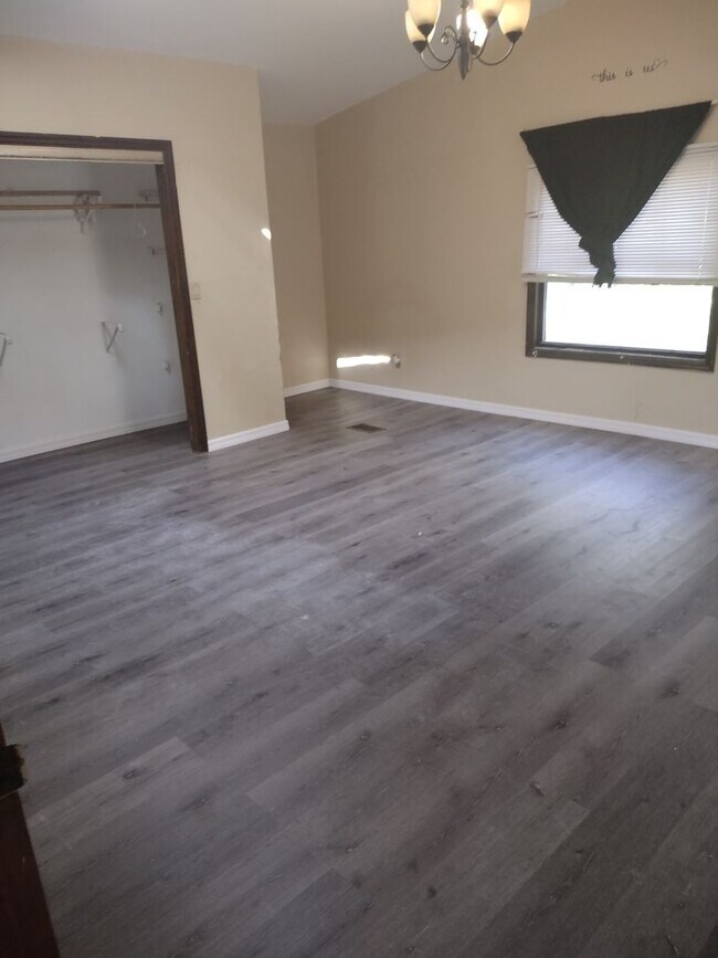 Building Photo - 3 bedroom 2 bathroom Home on 2 1/5 acres