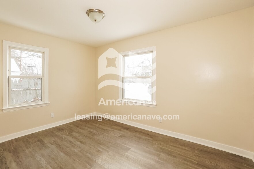 Building Photo - 321 Rexford St