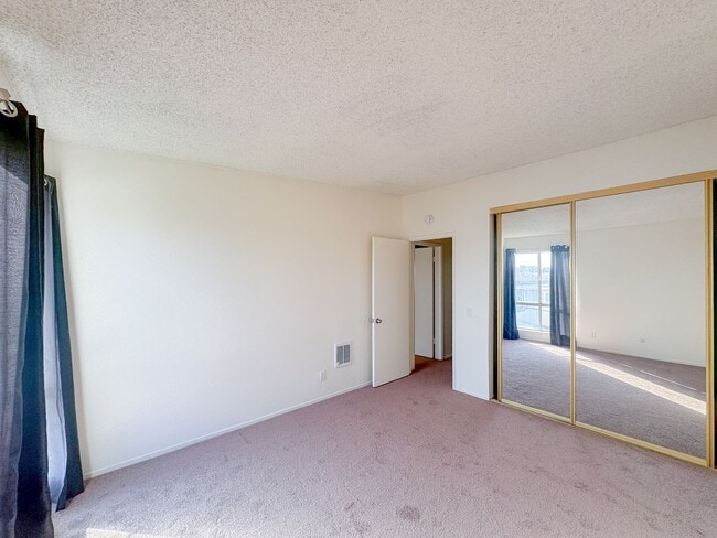 Building Photo - Sunny Spacious Upstairs Condo in Gated Bldg w/Pool by Highland Elementary School